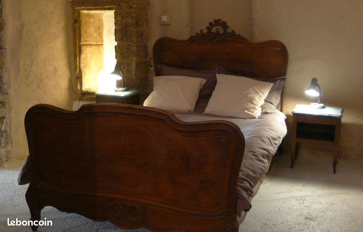 Lit ancien 140x200 en bois avec sommier et matelas presque neuf (image 2)