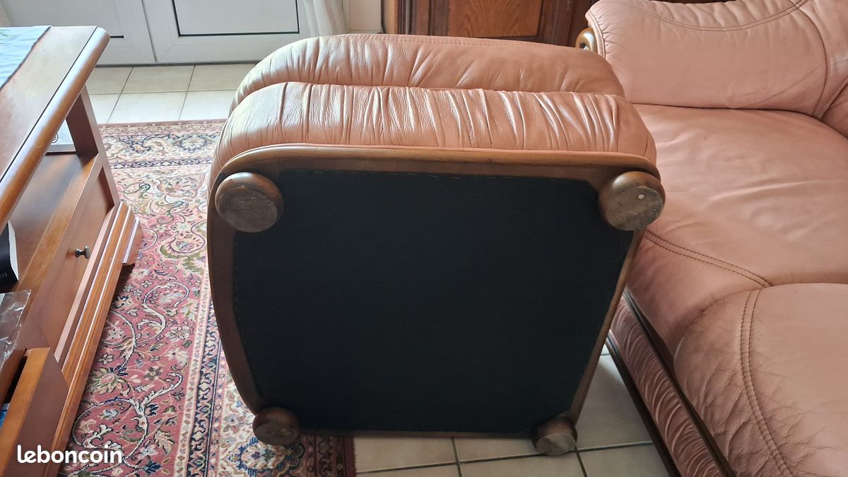 Canape 3 places convertible + pouf en cuir (image 2)