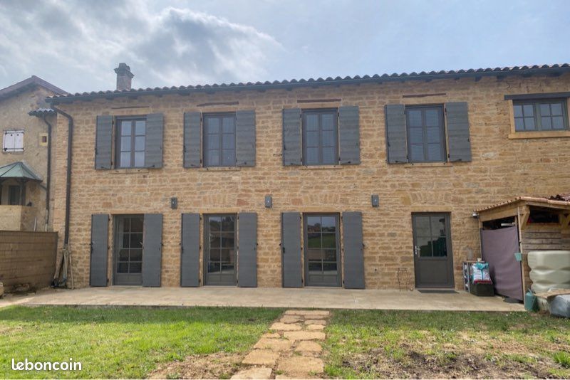 Maison rénovée avec jardin et stationnements – Ville-sur-Jarnioux