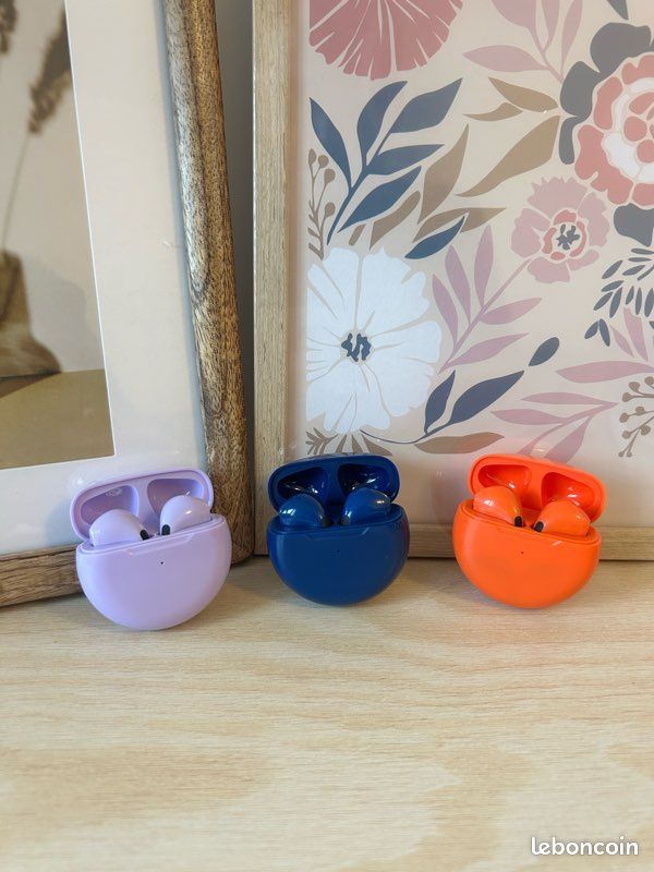 Lot de 3 paires d’écouteurs Bluetooth avec station de recharge – Neuf (image 1)
