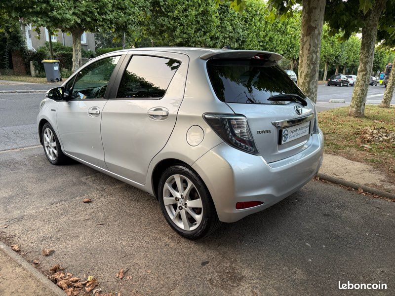 TOYOTA YARIS III HYBRIDE 100h STYLE - ENTRETIEN TOYOTA - GARANTIE 6 MOIS (image 2)