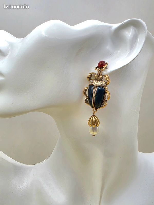 Boucles pendantes scarabée doré, pierre noire et perle goute (image 6)
