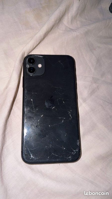 IPhone 11 a vendre , fissuré à l’avant et l’arrière. Caméra neuf. Aucun autre problème (image 2)
