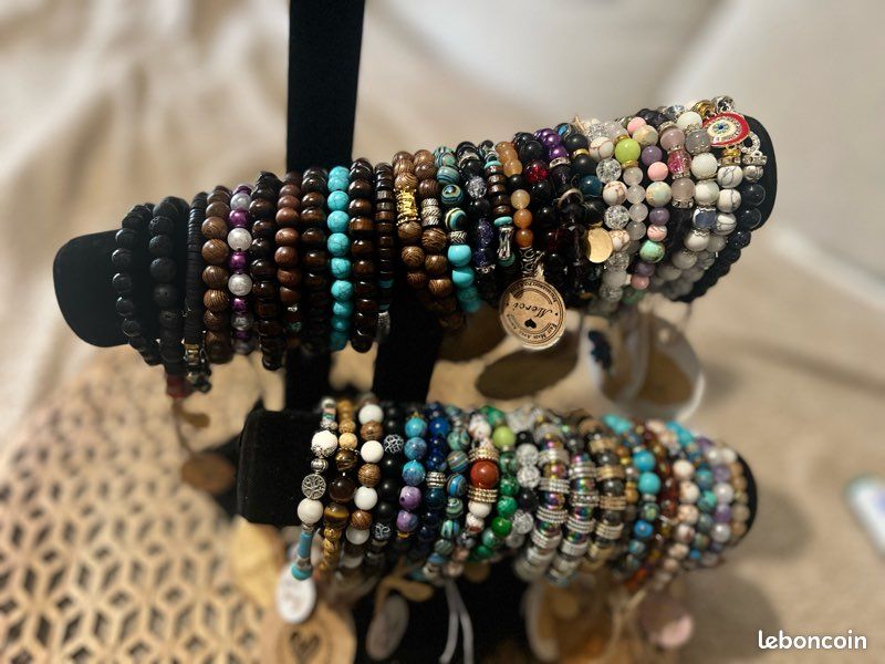 Lot Revendeur 50 Bracelets Fantaisie - Tous Différents Et Neufs Sous Emballage - BR01