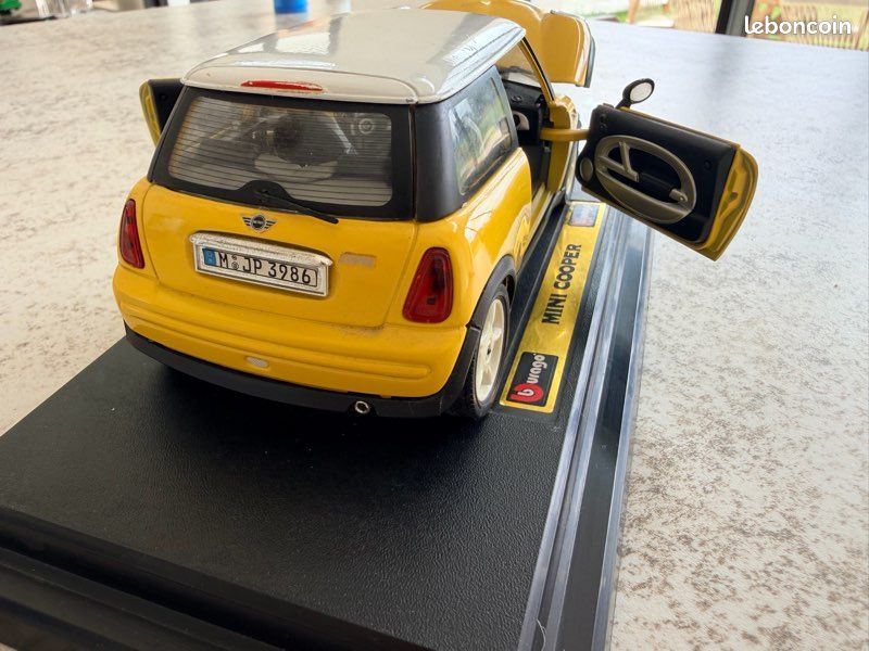 Voiture Miniature Bburago 1/18 Mini Cooper Jaune Toit Blanc - Sur Socle (image 6)