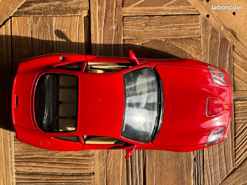 FERRARI 550 MARANELLO 1996 couleur ROUGE - Marque MAISTO 1/18