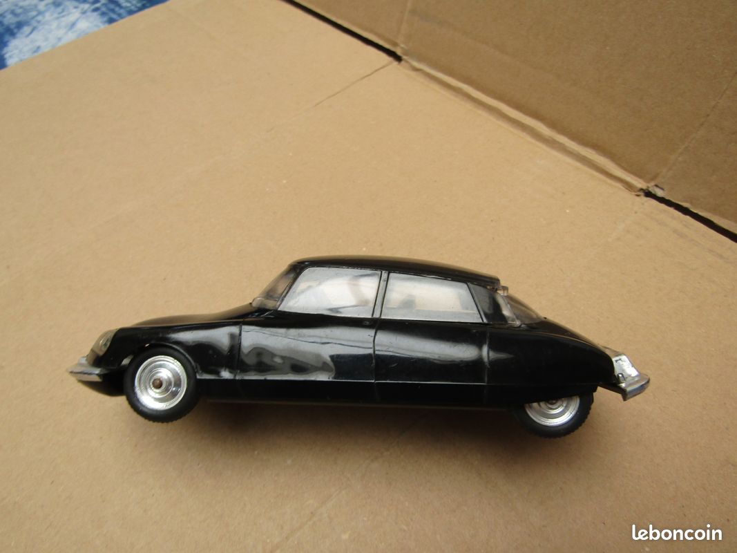 AU JOUET PARISIEN: Minialuxe Citroën DS 21 1/32ème Police AU JOUET PARISIEN: Minialuxe Citroën DS 21 1/32ème Police