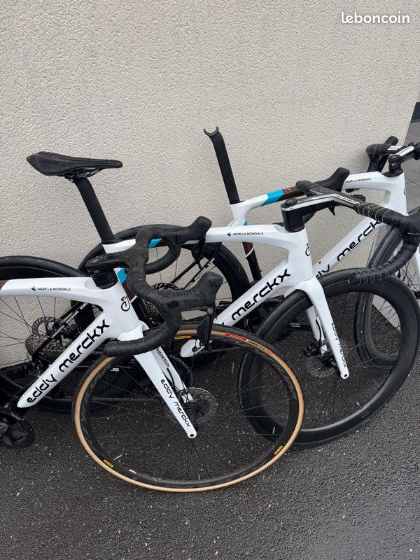 Dispo en XS, S, M, L et XL ) Vélo de route team AG2R Eddy Merckx 525 disc - groupe Shimano 105 di2 12 vitesses - roues carbone Mavic / Newmen (image 12)