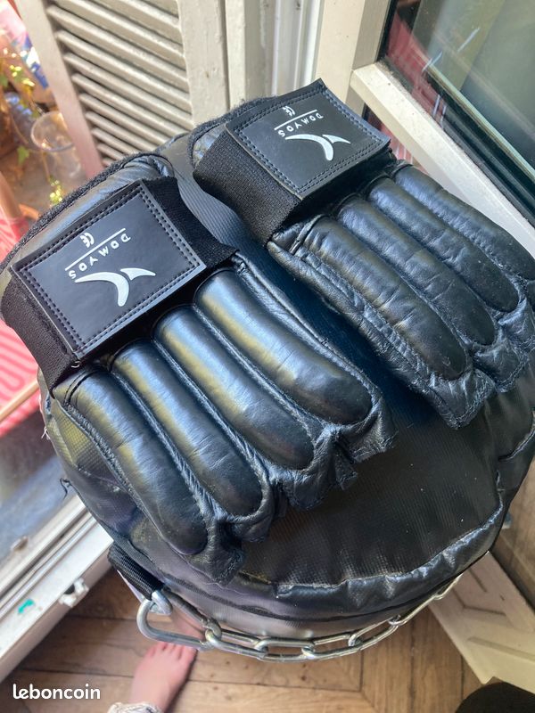 Sac de boxe Domyos très bon état avec gants inclus en taille M (image 2)
