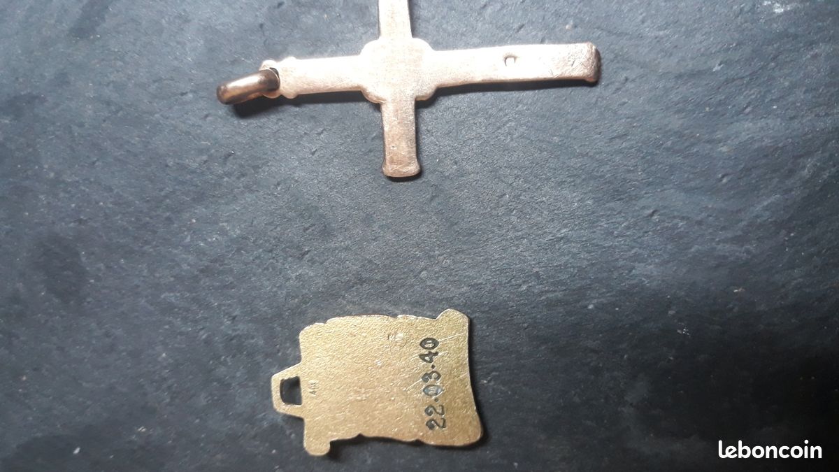 Une croix et un signe bélier plaquer (image 2)