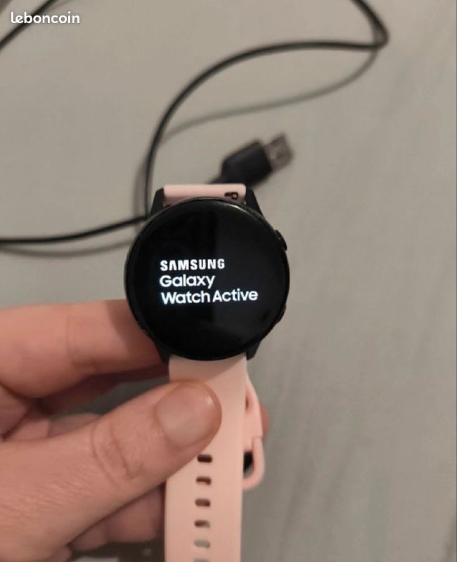 Montre Samsung Galaxy active avec boîte et chargeur très bon etat (image 1)