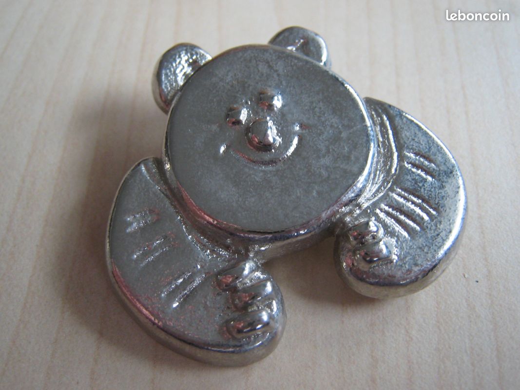 Broche fantaisie vintage en métal argenté - Accessoire rétro élégant Broche fantaisie vintage en métal argenté - Accessoire rétro élégant