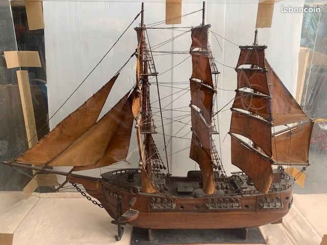 Maquette de bateau en bois (image 1)
