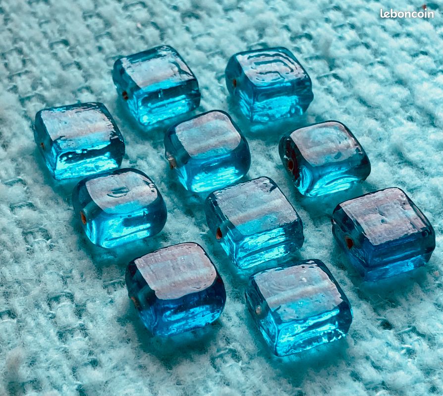 Lot De 150 Perles Vintage En Verre Bleu Turquoise Mat, Forme Carrée Plate - Occasion (années 80, Inde)