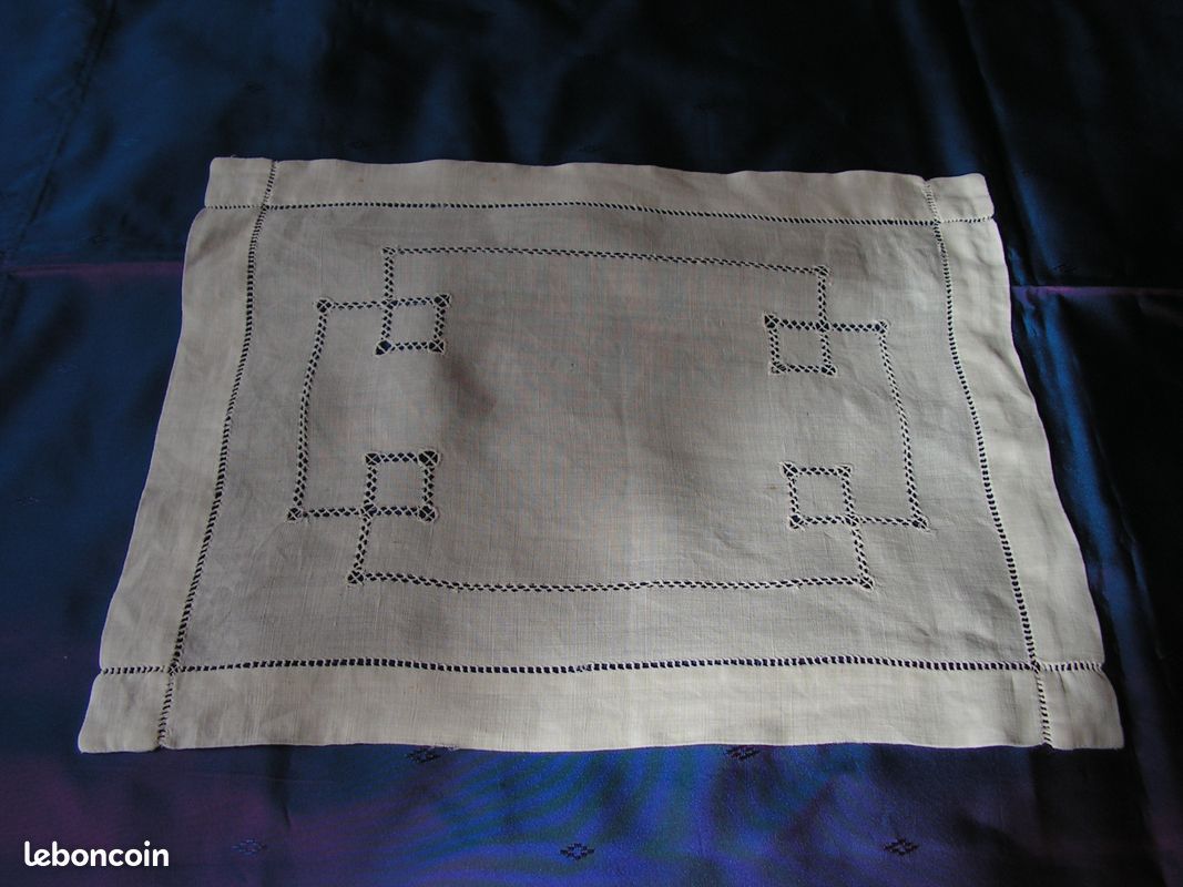 DEUX ANCIENS NAPPERONS brodé mains (image 1)
