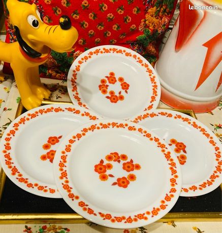Plat Arcopal Vintage – Motif Fleurs Lotus – Orange, Rouge, Jaune – Diamètre 29 Cm – France