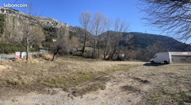 Terrain à bâtir de 1332 m² à ESCRAGNOLLES (06) · 100 000 €