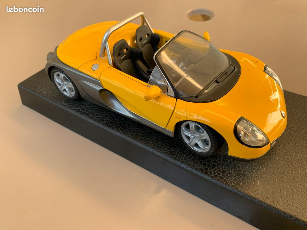 Miniature auto Renault Spider jaune 1/18 sur socle Renault Sport (image 1)