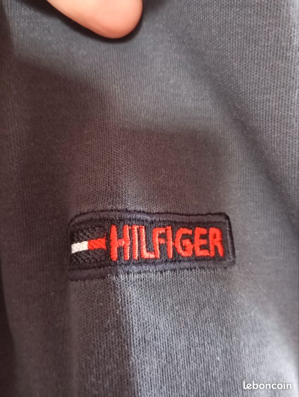Polo tommy Hilfiger 
Tommy Hilfiger 
Taille L
52 cm entre les épaules 
46 cm entre les aisselles 
66 cm de long
Bon etat (image 5)