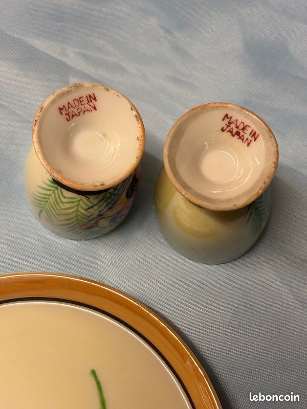 Ensemble vintage en porcelaine du Japon comprend un petit plateau rond, deux coquetiers peints de motifs d'oiseaux et deux salière, poivrière assorties en forme de petits oiseaux (image 4)