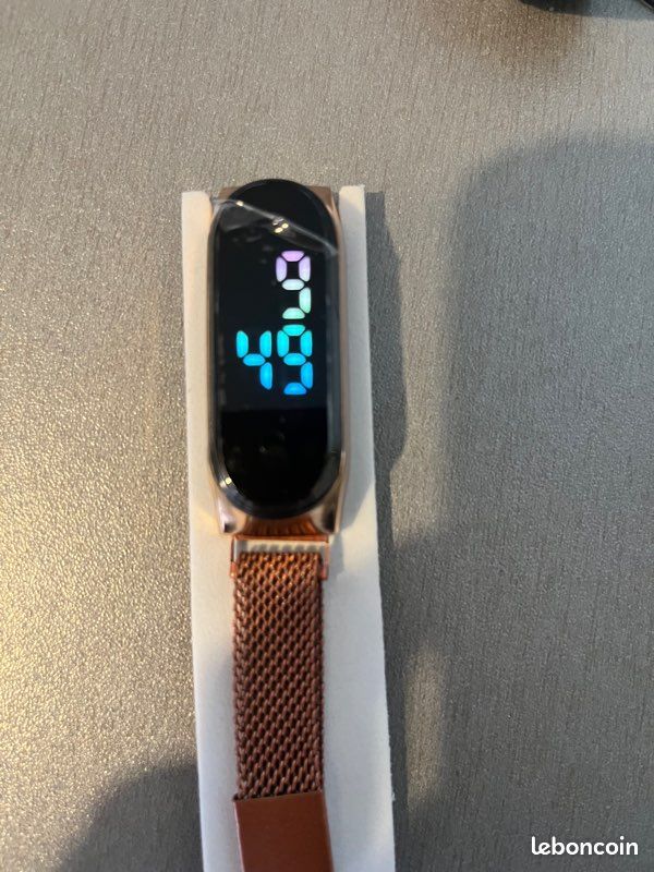 Montre bracelet magnétique LED femme (image 1)
