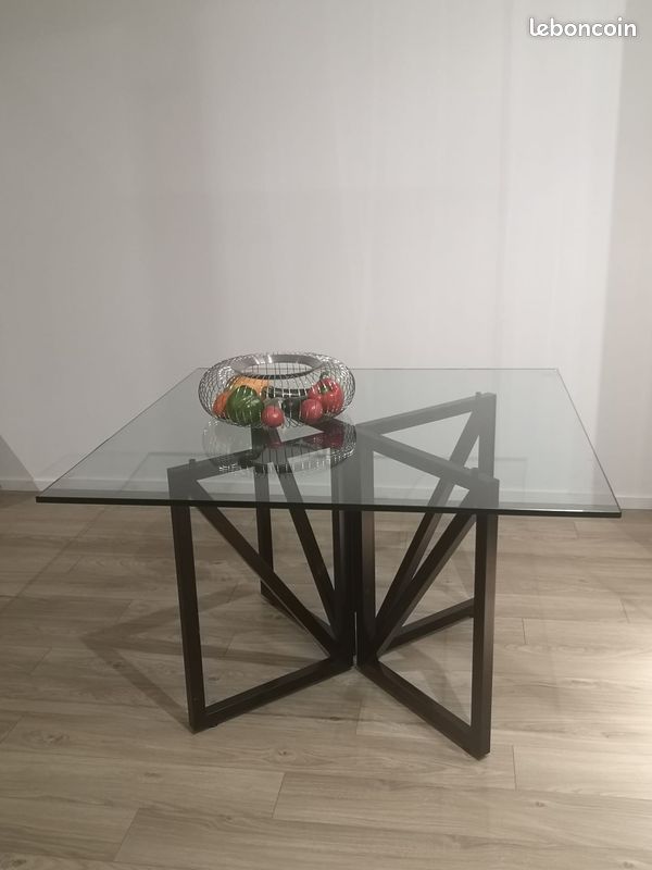 Table carrée en verre (image 1)