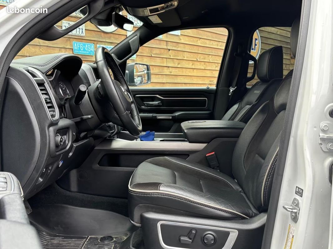 Dodge RAM 1500 Laramie Night Edition LPG 5.7 V8 HEMI 401 ch 4x4 – Écran 12” – Harman Kardon (image 12)