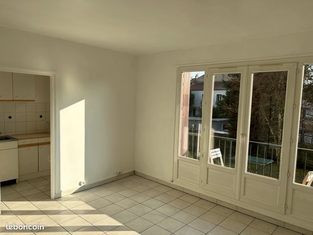 Studio avec balcon 2min gare SNCF - 100m Rue St Denis