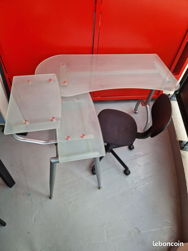 Bureau et chaise (image 1)