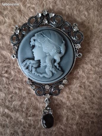 Grande Broche Fantaisie Camée Buste Femme Avec Pampilles Et Strass - Modèle 4539, Alliage, Occasion