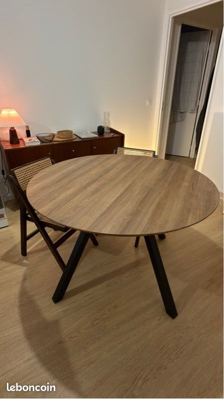 Table ronde effet chêne 4 places (image 1)