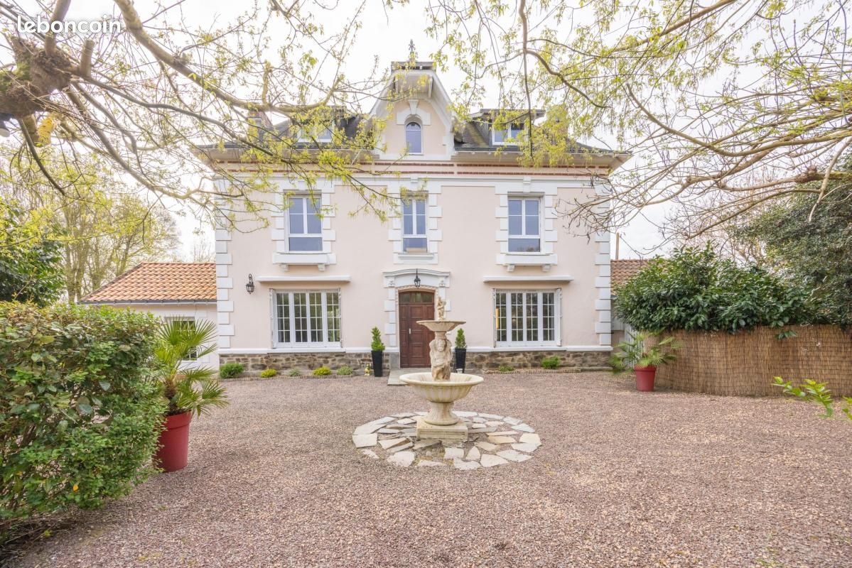 Maison 10 pièces 300 m² · à Basse-Goulaine · 300 m² · 750 000 €