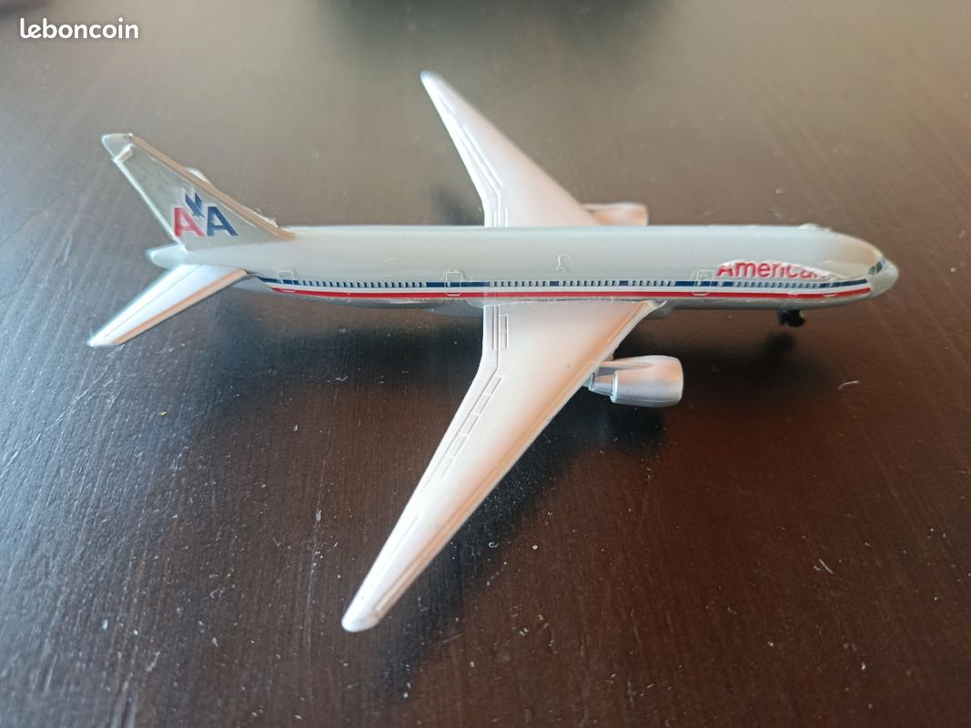 Realtoy - Boeing 777 American Airlines (image 1)