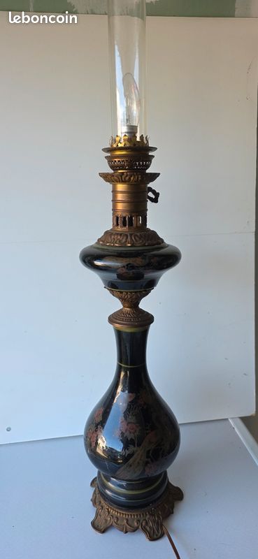 Grande lampe à pétrole ancienne électrifiée, décor au paon époque 1900 au paon (image 3)