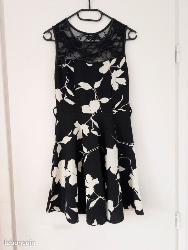 Robe noire fleurie sans manches dentelle – Taille 34 (UK