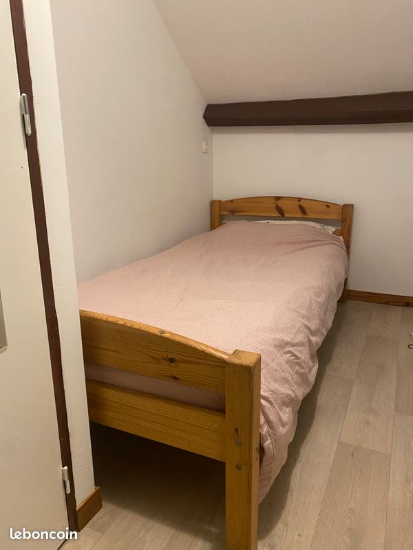1 lit simple en bois (sommier + matelas) (image 1)