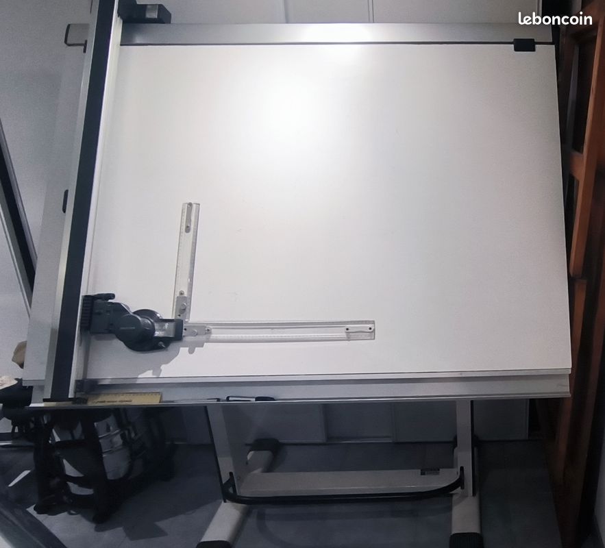 Table à dessin industriel complète (image 1)