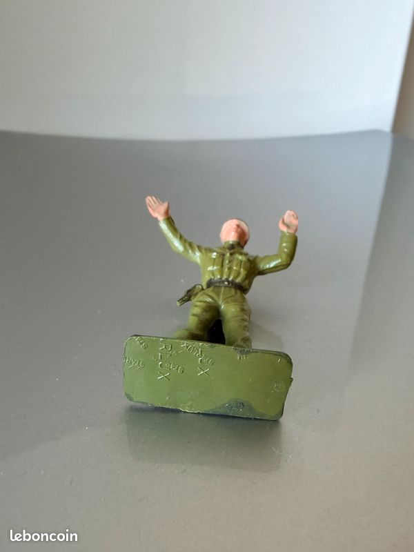 Petits soldats en plastique peint allemands