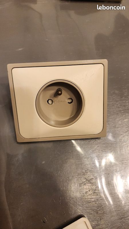 Prise électrique Arnould série 1001 bombé (image 1)