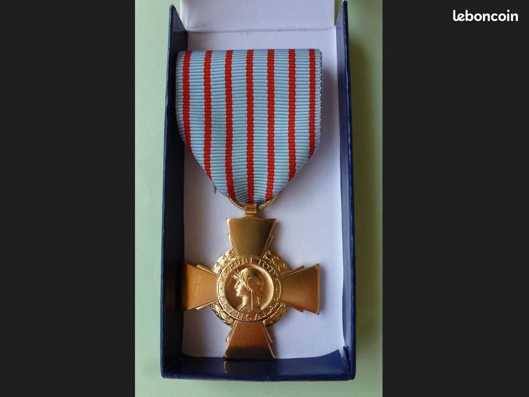 Médaille Croix du Combattant 1914 - 1918 brillante dans boîte (02