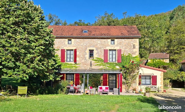 Ensemble immobilier en pierres