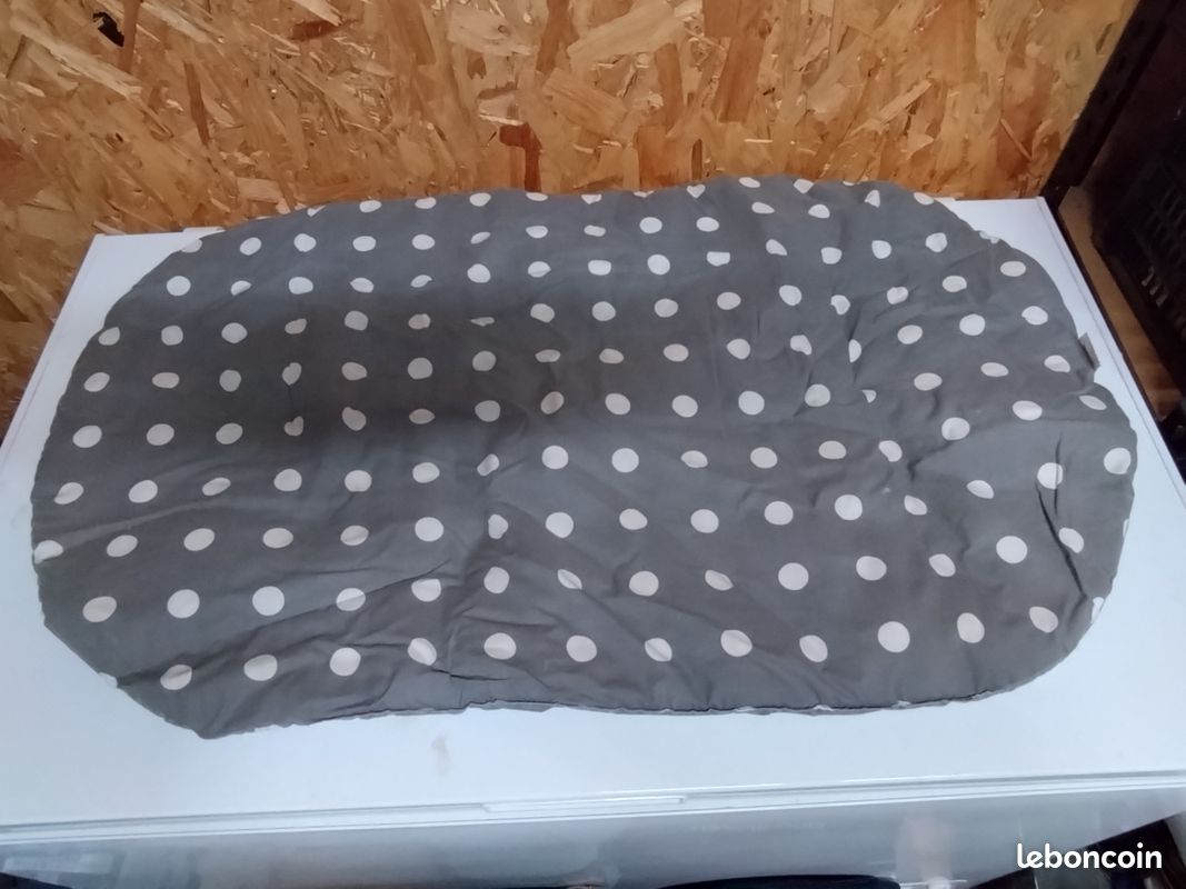 Coussin ovale molletonné gris à pois blancs pour chien - 59x100cm (image 2)