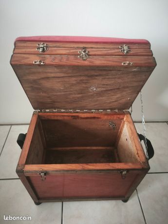 Ancien tabouret de pêche français à rangements, rotin et skaï