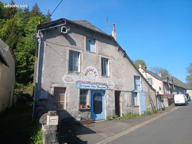 Maison avec atelier et dépendances