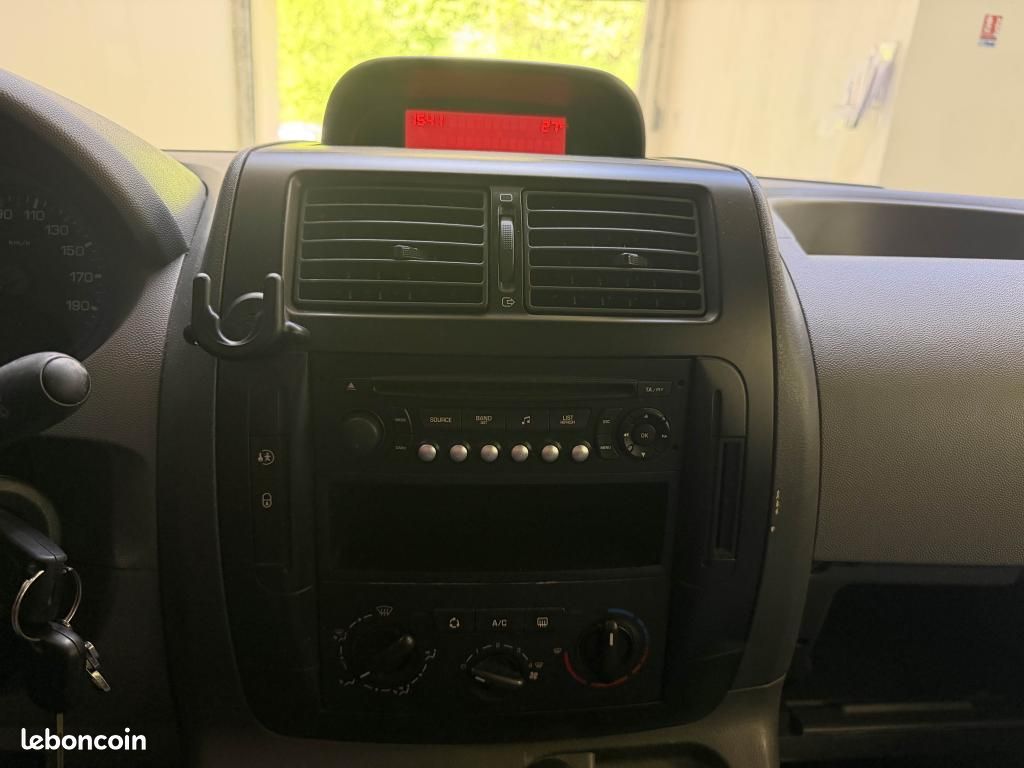 PEUGEOT EXPERT 1.6l HDi 90ch Tepee Confort Pack Court - 9pl + Double Ouverture (image 29)