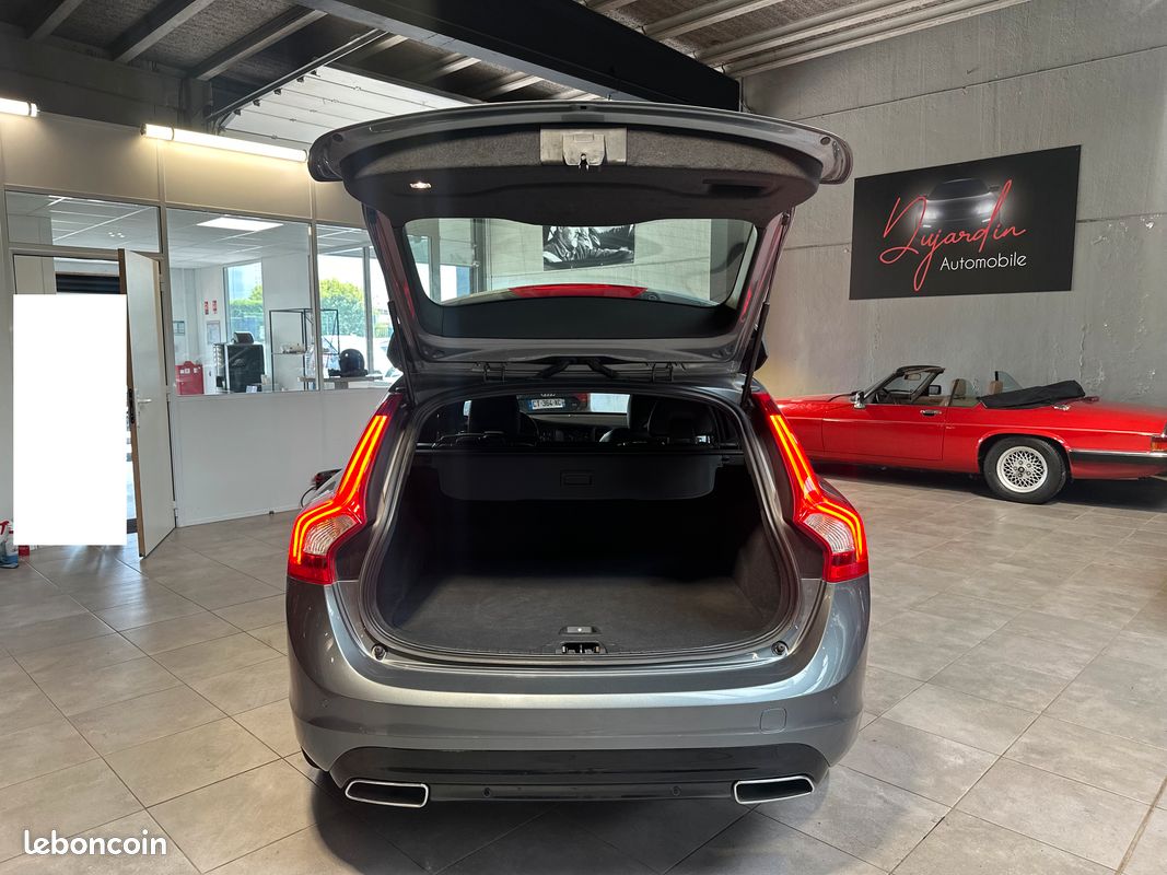 Volvo V60 D4 2.0 190ch Momentum Geartronic "Carnet d'entretien" (image 9)