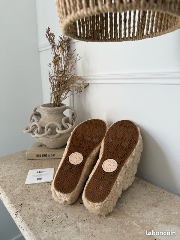 Ugg Fluff Yeah Fuzz Sugar sandales fourrure beige boots nude neuf