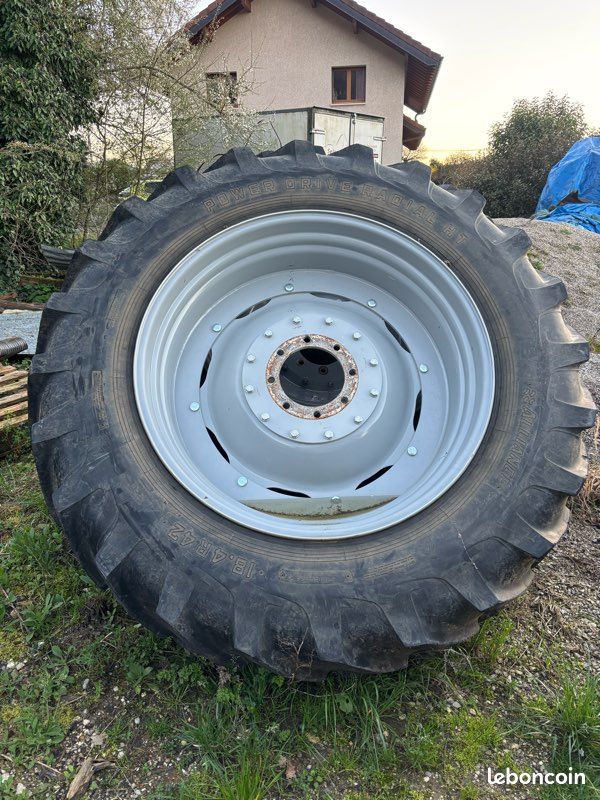 Paires de roues 18.4R42 et 16.9R28 (image 1)