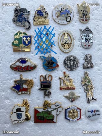 Pin's Vintage Gendarmerie – Sous-direction De La Gendarmerie – Signé Y.D – Argenté
