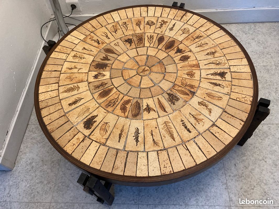Table basse en bois et carrelage signée (image 1)